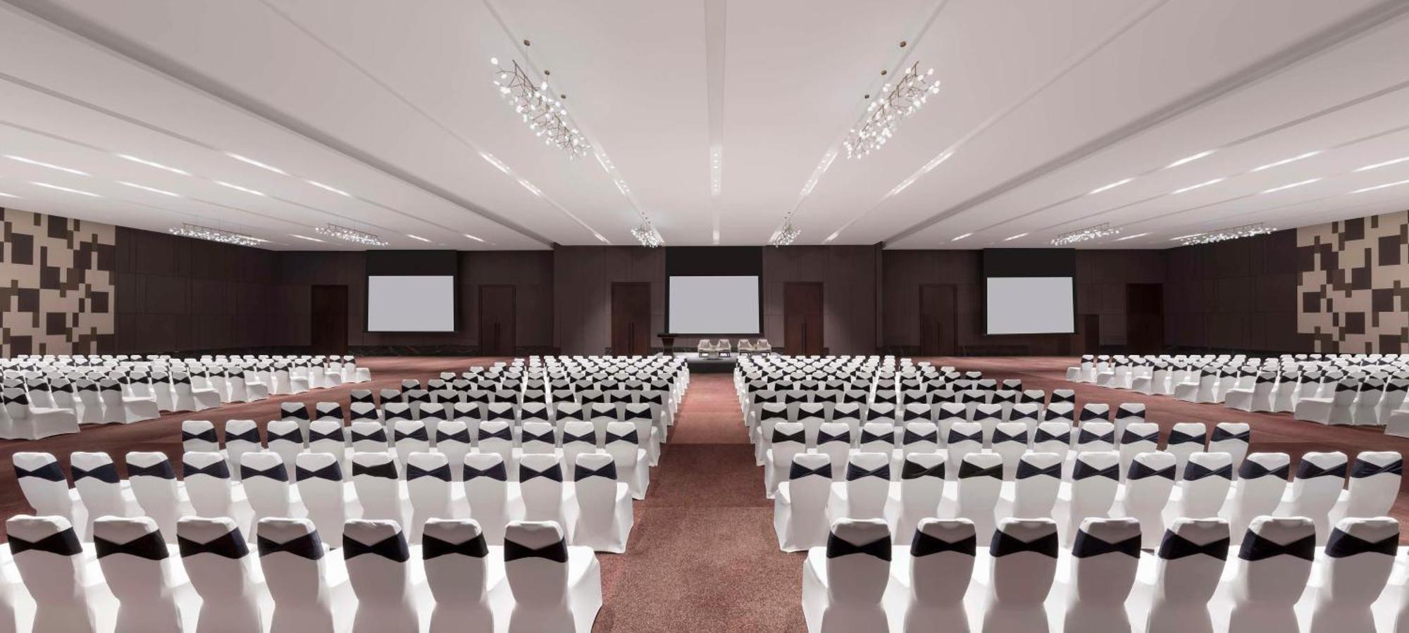 Hilton Bengaluru Embassy Manyata Business Park Hotel Exterior photo